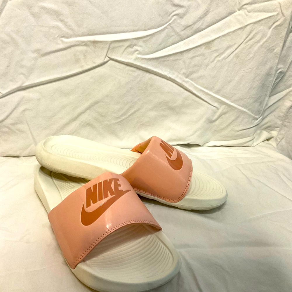 Nike victori slides